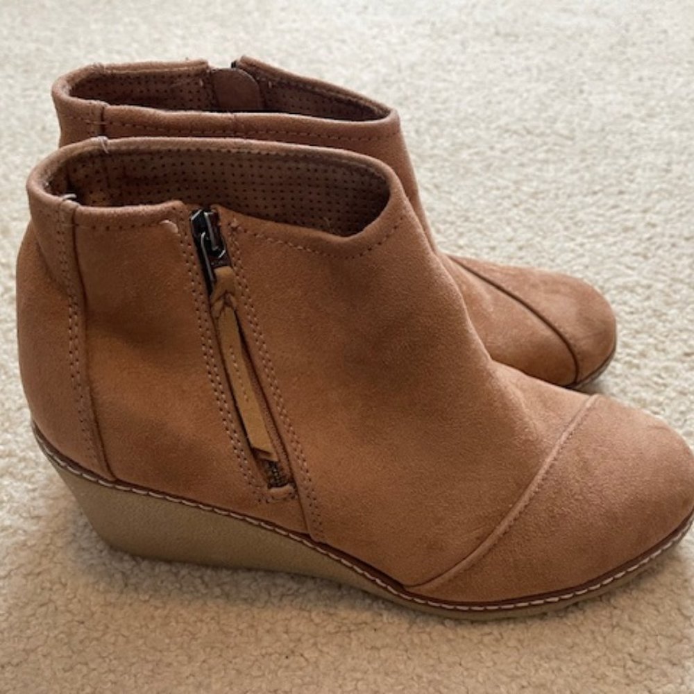 Toms Women's Wedge Shoes, size 8.5, brown